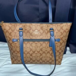Coach Tan and Blue Signature Tote New W/O tags